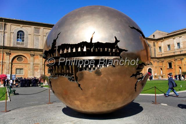 italie rome 04.JPG - Shère en acier, cour de la Pigne, palais du VaticanRome, Italie